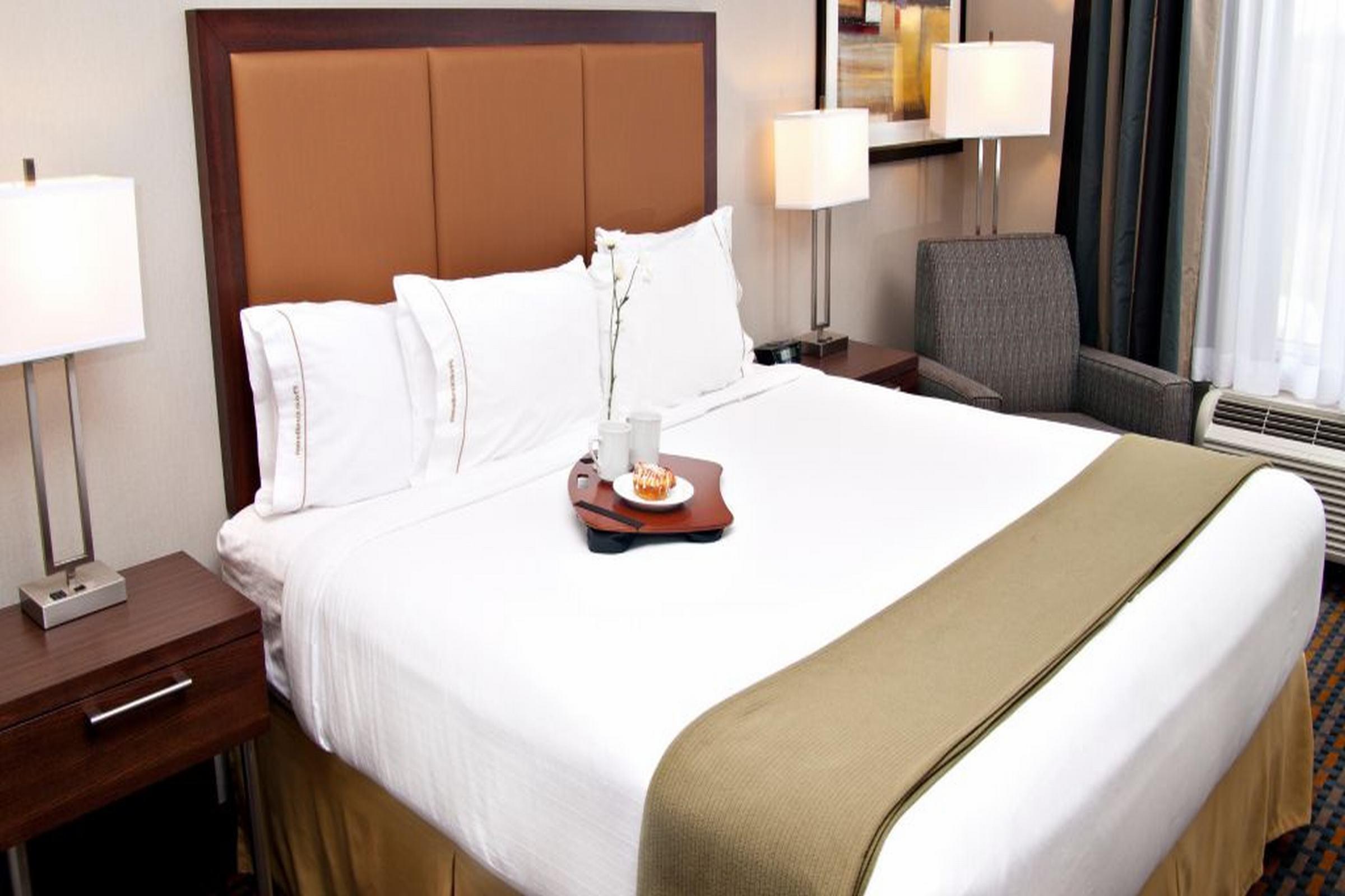 Holiday Inn Express Pembroke By Ihg Eksteriør bilde