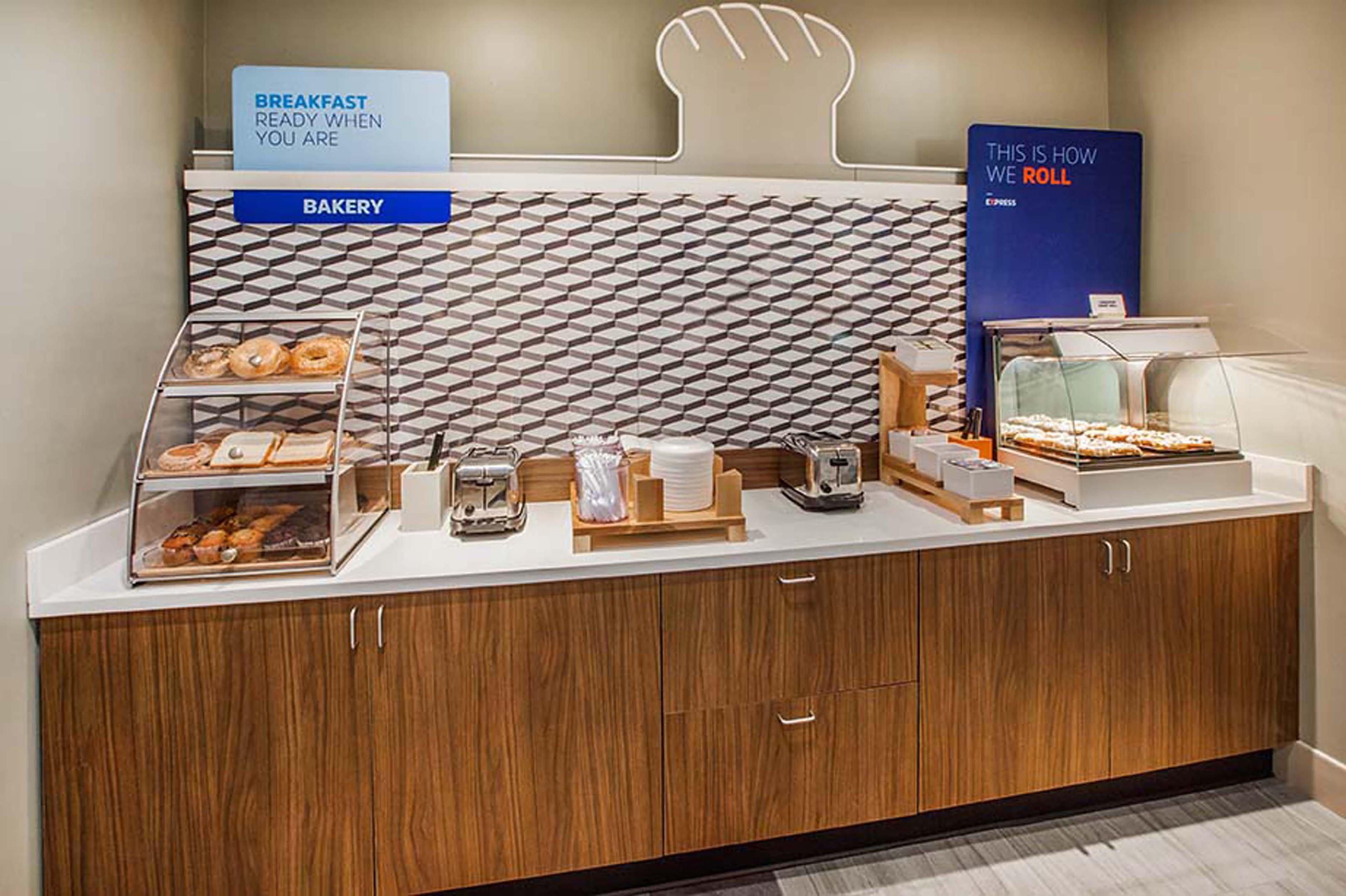 Holiday Inn Express Pembroke By Ihg Eksteriør bilde