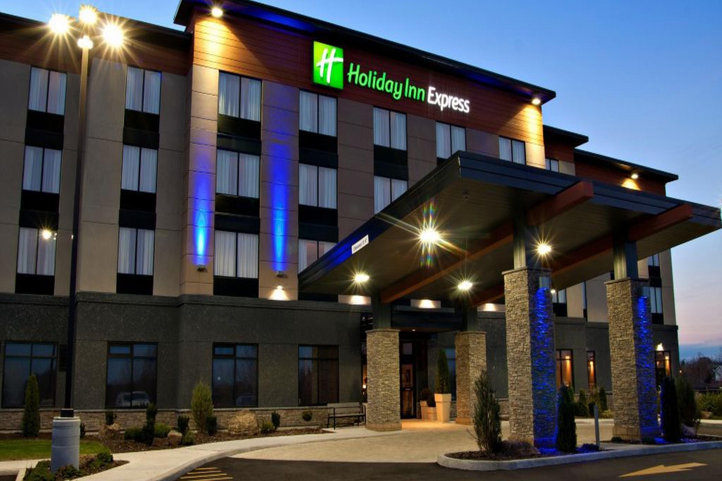 Holiday Inn Express Pembroke By Ihg Eksteriør bilde